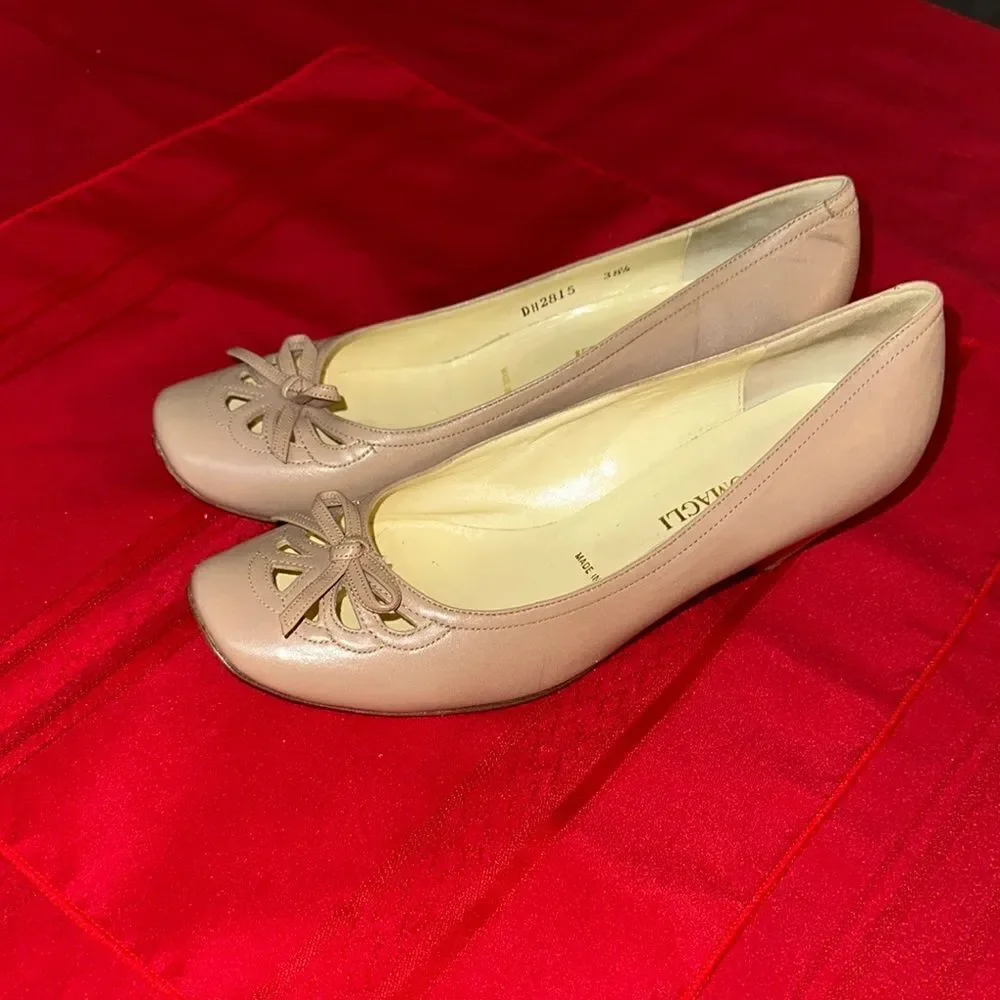 Bruno Magli Made in Italy Tan Mini Heel with Decorative Bow Size 38.5